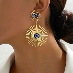 BRAND NEW ** Elegant Gold and Blue Sunburst Earrings